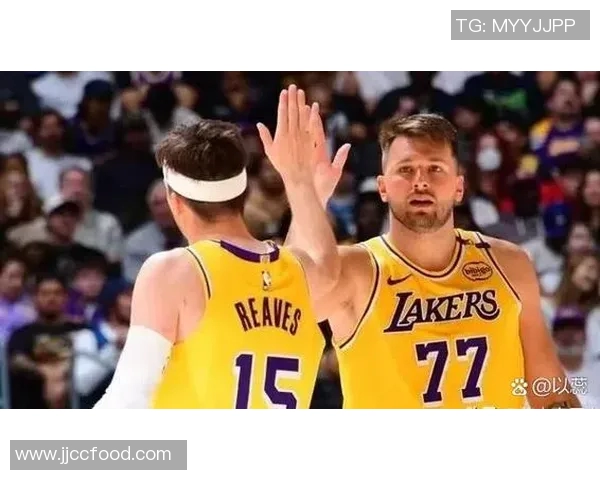 湖人与篮网激战回顾比赛数据分析与球员表现总结